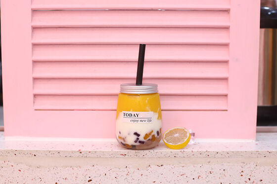 زجاجات الشاي الحليب الحديثة صافية مع غطاء ملفوف قابلة لإعادة الاستخدام وعاءات بلاستيكية دائمة مثالية لتعبئة المشروبات وتخزينها