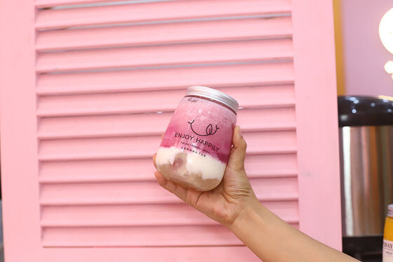 زجاجات الشاي الحليب الحديثة صافية مع غطاء ملفوف قابلة لإعادة الاستخدام وعاءات بلاستيكية دائمة مثالية لتعبئة المشروبات وتخزينها