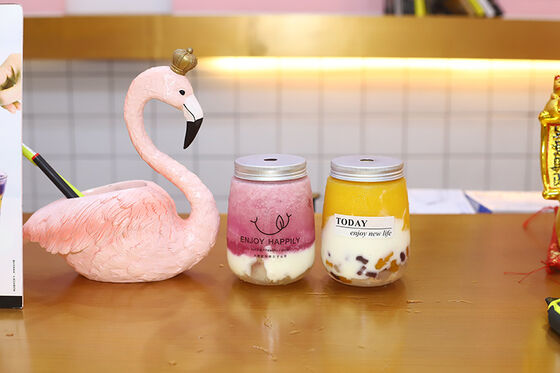 زجاجات الشاي الحليب الحديثة صافية مع غطاء ملفوف قابلة لإعادة الاستخدام وعاءات بلاستيكية دائمة مثالية لتعبئة المشروبات وتخزينها