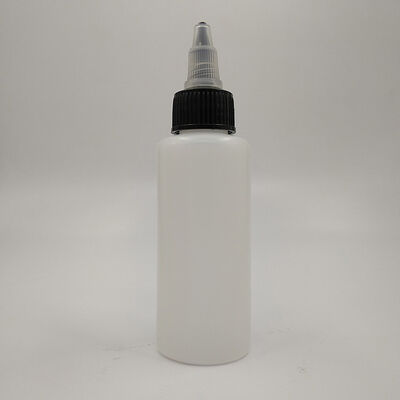 زجاجات قطارة بلاستيكية مصممة بسطح أملس ونوع إغلاق بغطاء لولبي يوفر احتواءً للسائل مانعًا للتسرب