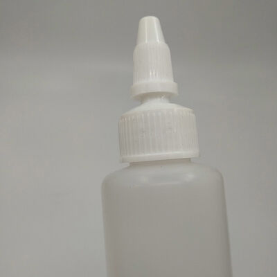 زجاجات قطارة بلاستيكية مصممة بسطح أملس ونوع إغلاق بغطاء لولبي يوفر احتواءً للسائل مانعًا للتسرب