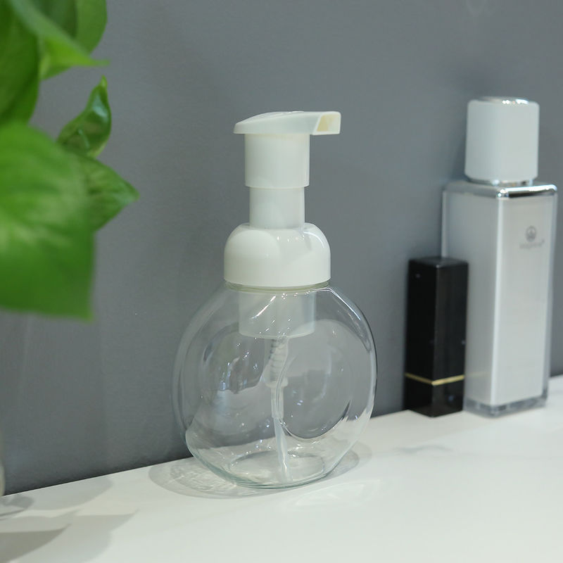 زجاجة قابلة لإعادة التعبئة من مواد الرغوة مع الشعار المطبوع على السطح مثالية لتخزين السوائل التجميلية والمنزلية