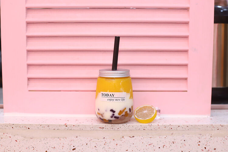 زجاجات الشاي الحليب الحديثة صافية مع غطاء ملفوف قابلة لإعادة الاستخدام وعاءات بلاستيكية دائمة مثالية لتعبئة المشروبات وتخزينها